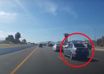 Shoferi i paduruar i BMW-së ndërron korsi dhe më pas përfundon në një mur ndarës[:]