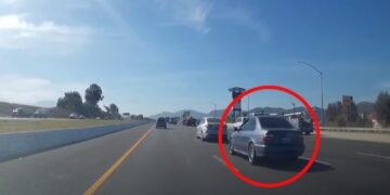 Shoferi i paduruar i BMW-së ndërron korsi dhe më pas përfundon në një mur ndarës[:]