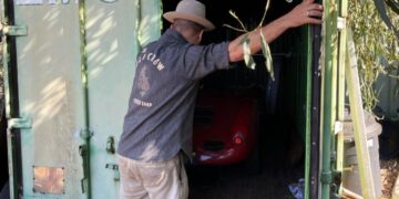 Qëndroi i bllokuar në një kontenier për 35 vjet! Zbulohet një Porsche i rrallë