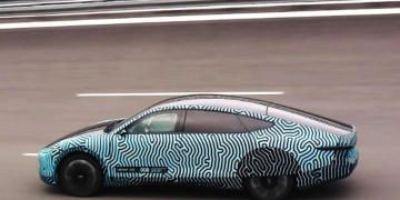 Udhëton një muaj pa karikim, “bisha” vetem me energji diellore del në treg këtë verë